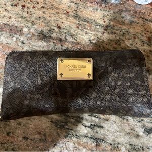 Jet set continental zip around in good condition mk logo with polished hardware